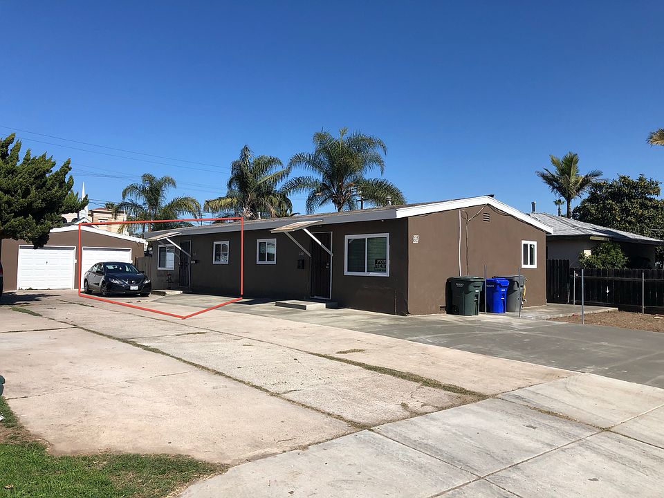 Back unit, private, with 1 car garage and large backyard.
