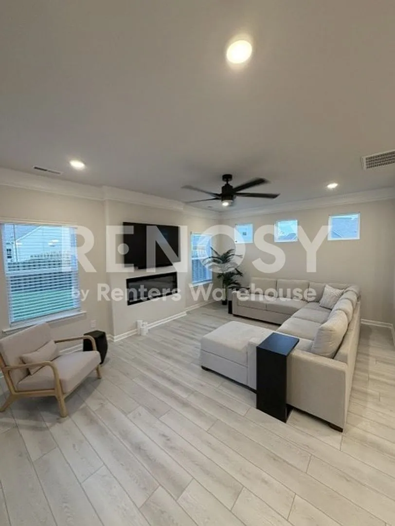 The fully furnished 3 Bedroom 3 bath home is just what you need! — Photo 2