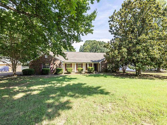 3rd image of 3780 Windyke Dr