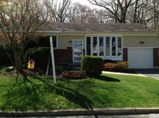 10 Roxanne Ct, Huntington Station, NY 11746