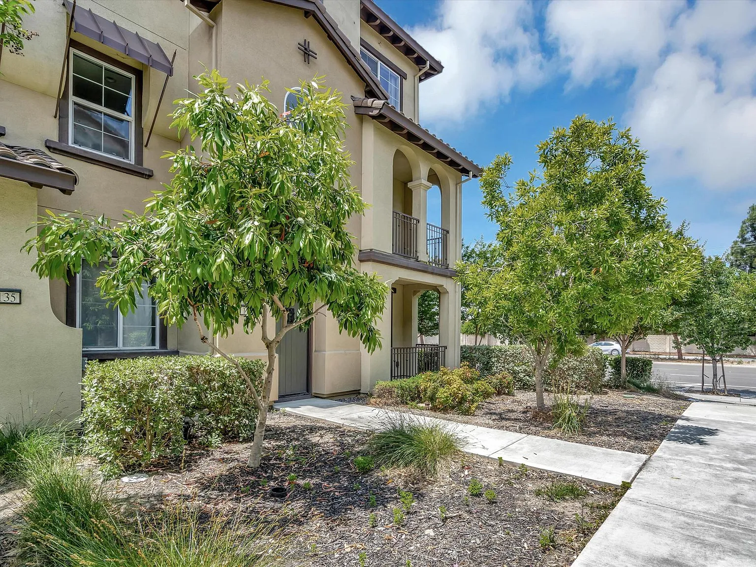 4 bed, 3.5 bath, 2010 sqft, $4,699 — Photo 3