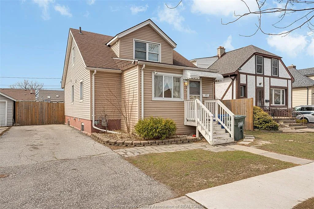 4 bed, $2,500 — Photo 2