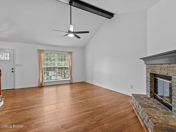 3rd image of 4703 Oak Pointe Dr