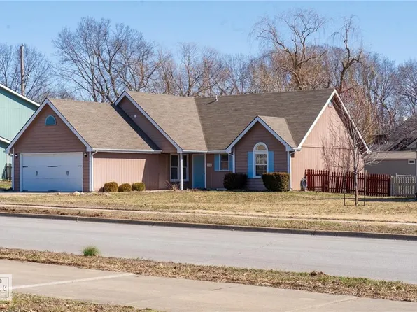 2704 Kensington Rd, Lawrence, KS 66046