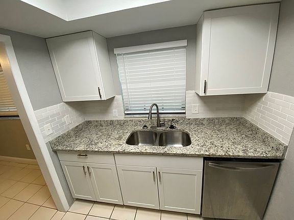 4th image of 600 N Grove St #3
