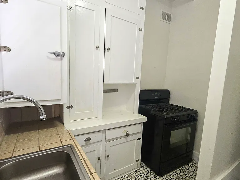 1415 E 2nd St #9 — Photo 8