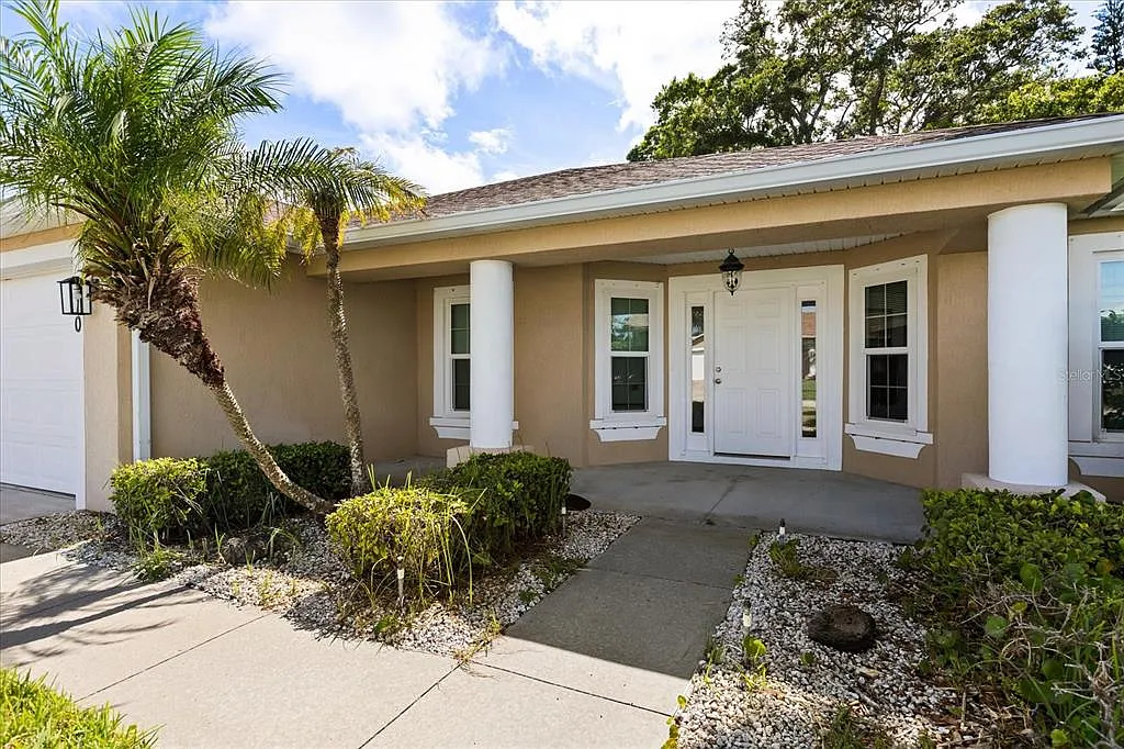 4 bed, 2.0 bath, 2242 sqft, $2,400 — Photo 3
