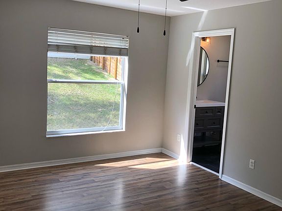 4th image of 943 Willow Run St