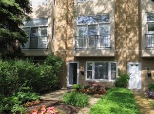1214 W School St, Chicago, IL 60657
