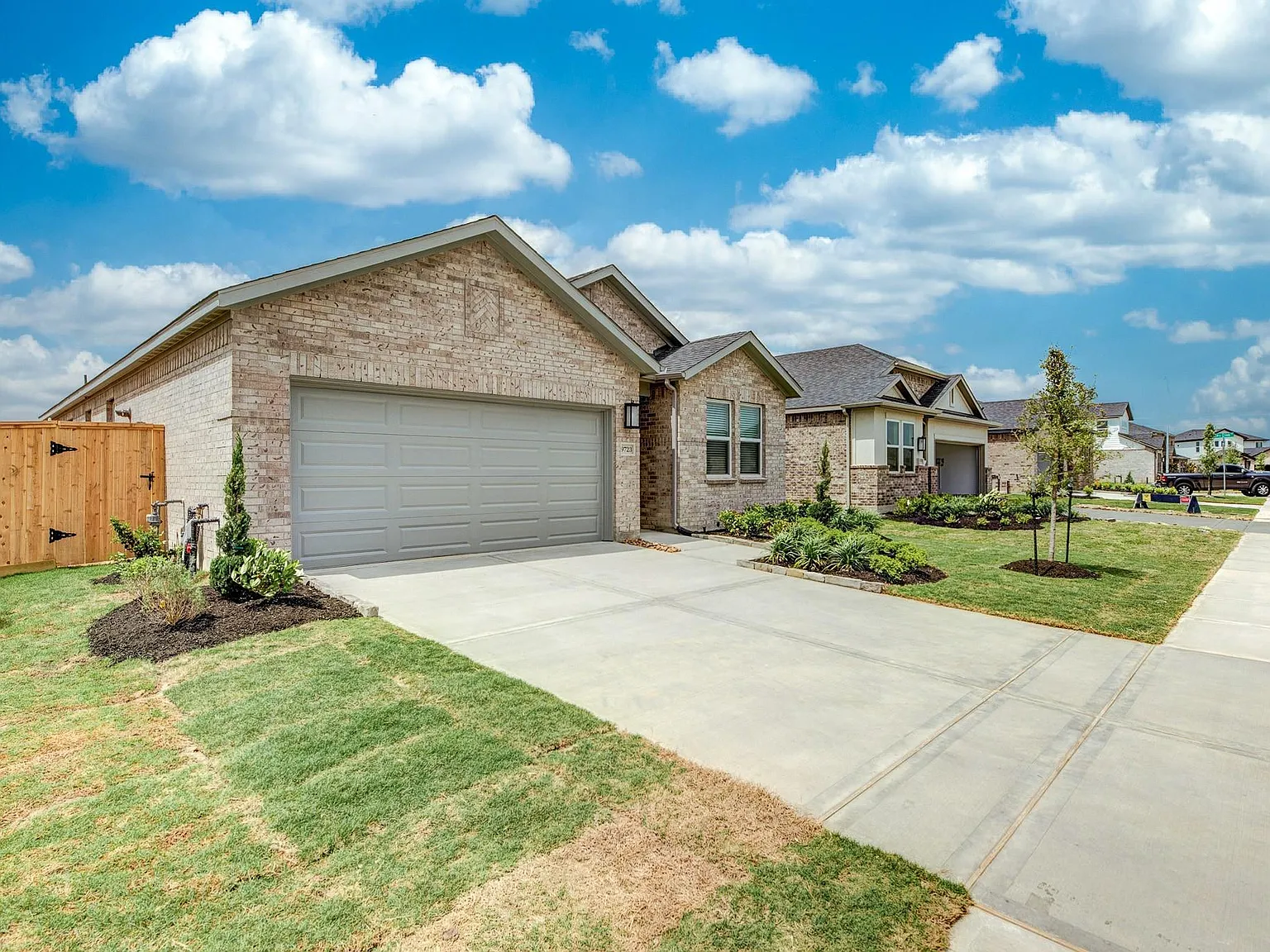 4 bed, 2.0 bath, 1735 sqft, $2,490 — Photo 3