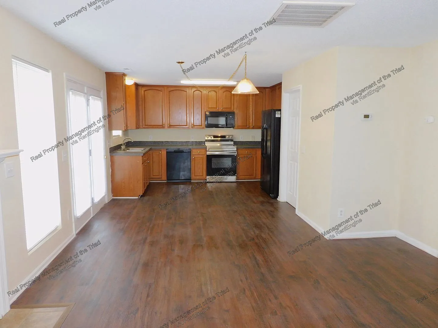 3 bed, 2.5 bath, 1702 sqft, $1,750 — Photo 3