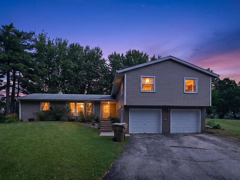 10 Brompton Cir #10 — Photo 1