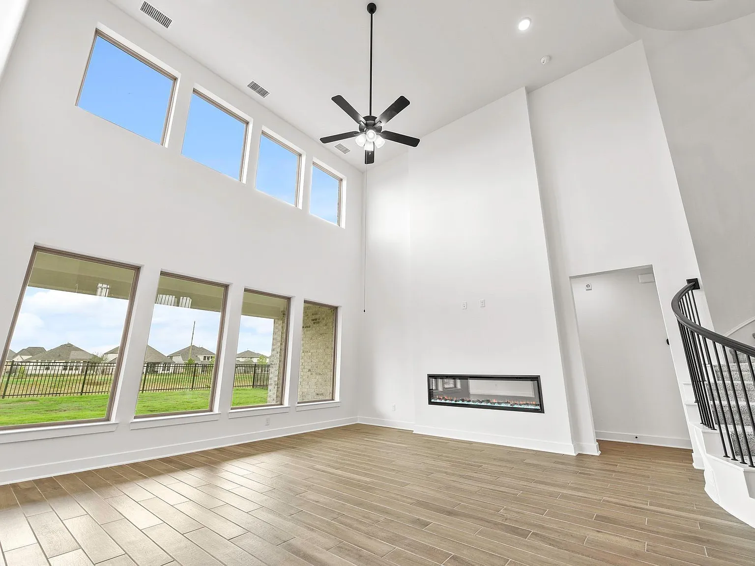 4 bed, 3640 sqft, $3,995 — Photo 3