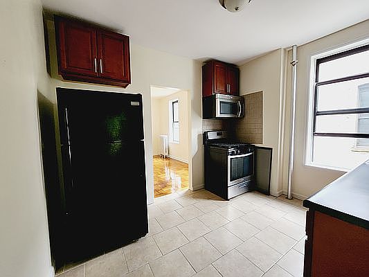 2nd image of 558 Parkside Ave APT D8