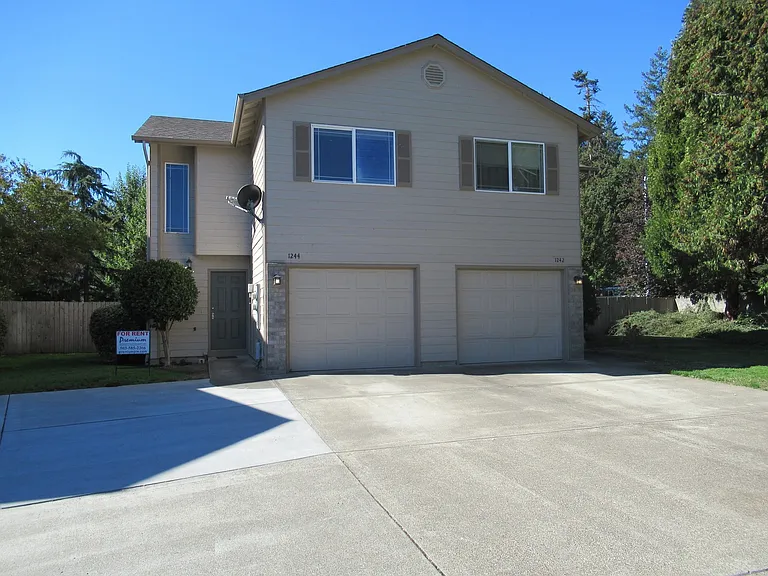 Large Three Bedroom Duplex in Keizer! — Photo 1