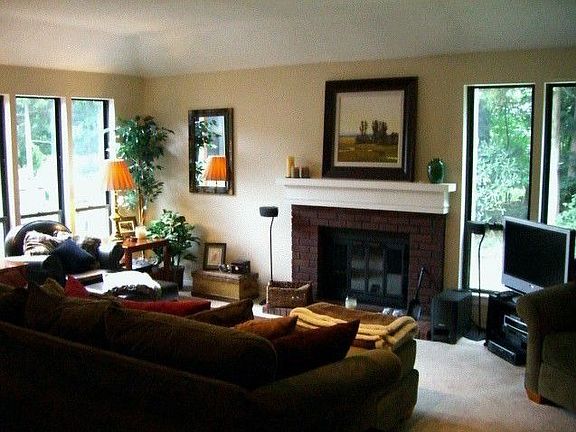 Living room w/ fireplace