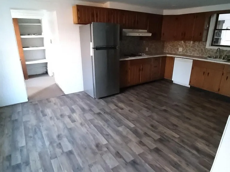 107 E Rockhill Rd — Photo 7