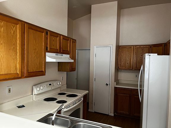 4th image of 1372 N Culpepper Ave