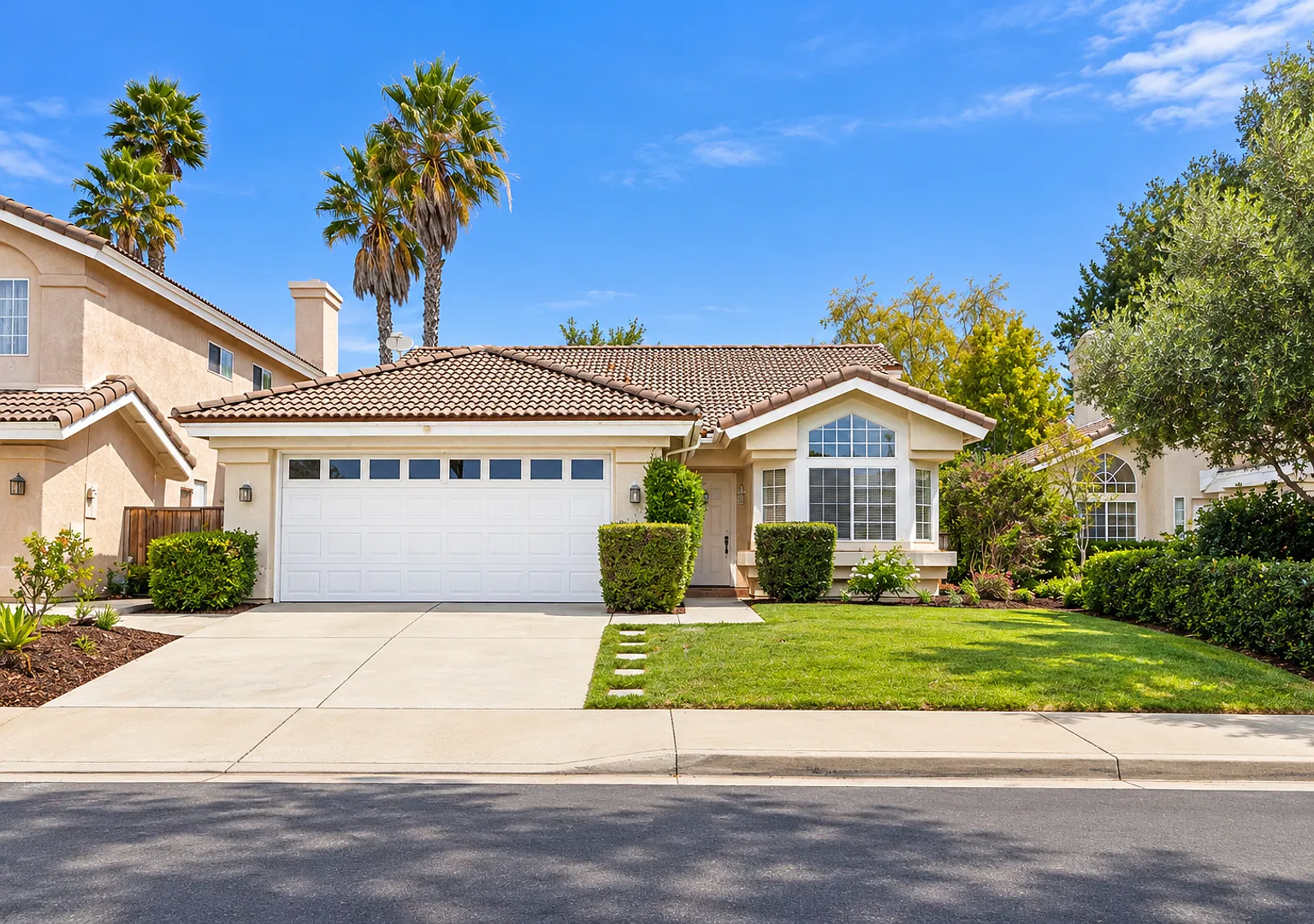 Beautiful Centrally Located Stonebrook Home — Photo 1