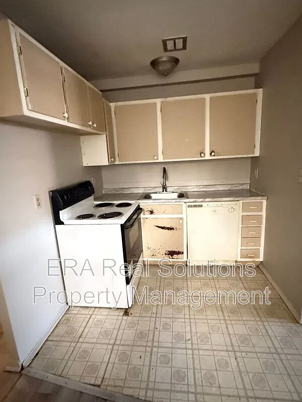 2743 Queen City Ave — Photo 3