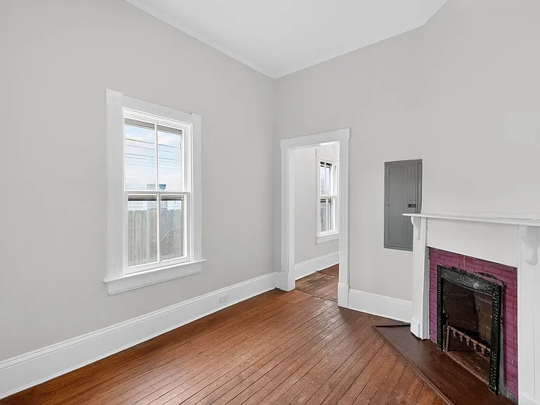 321 Orleans St SE — Photo 2