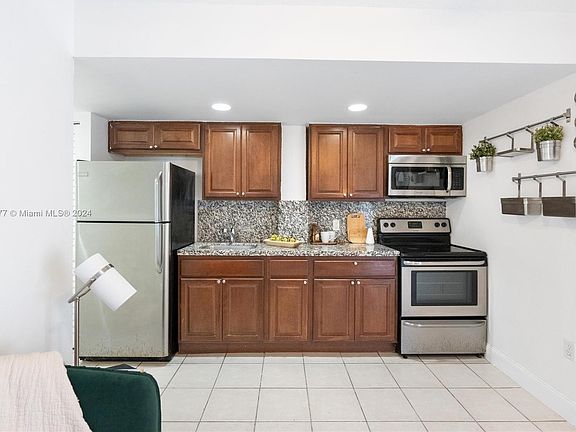 4th image of 110 S Shore Dr APT 3G