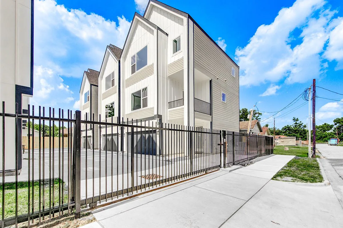3 bed, 3.5 bath, 2051 sqft, $2,699 — Photo 1