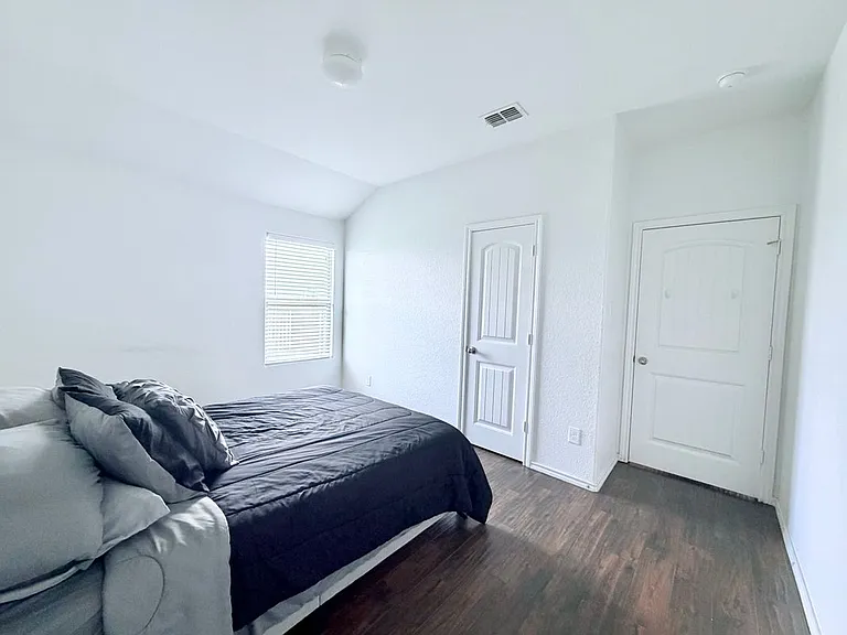 520 Cantebury Park Ln — Photo 9