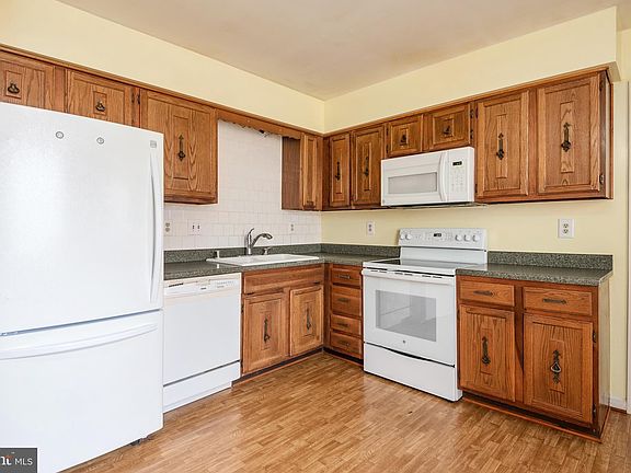 5th image of 405 Fern Ct
