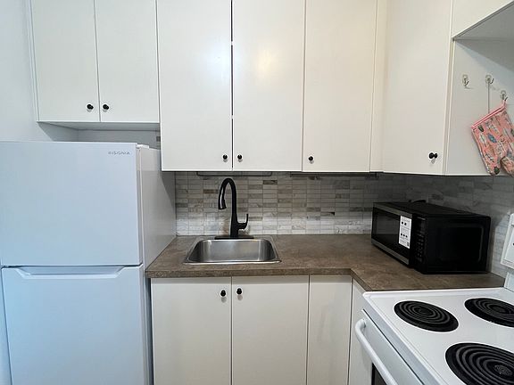 4th image of 1636 27th Ave SW #3