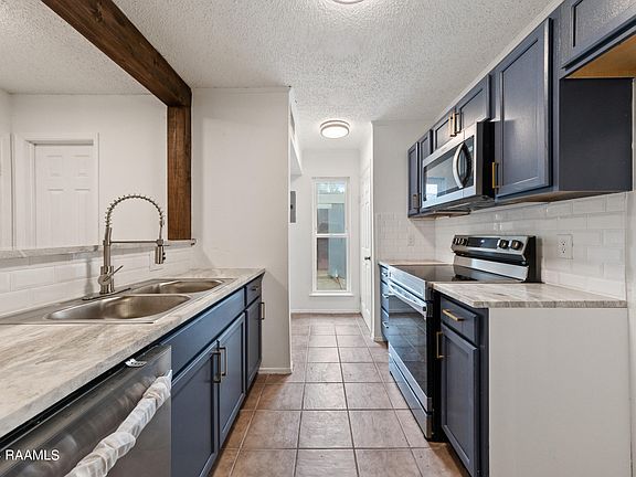 3rd image of 15 Larkspur Ln