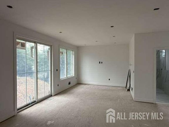 3rd image of 86 Essex Ave