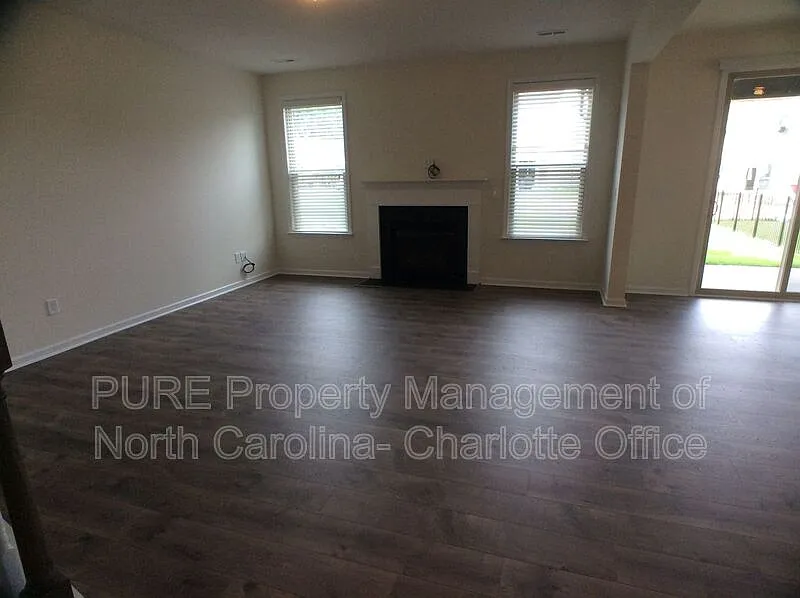 5 bed, 4.0 bath, 2934 sqft, $2,849 — Photo 3
