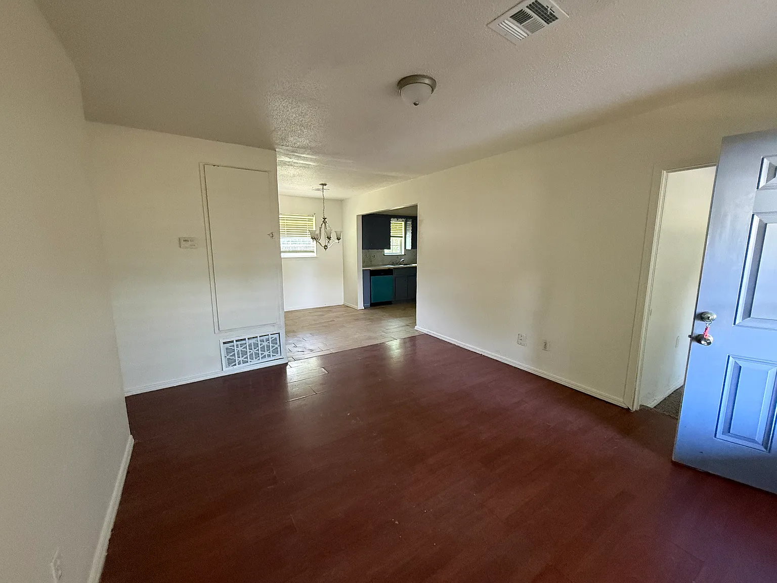 4 bed, 1145 sqft, $1,300 — Photo 2