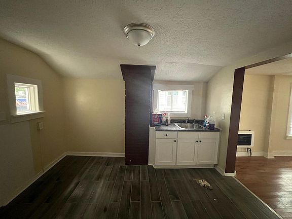 3rd image of 842 Congress Ave #1
