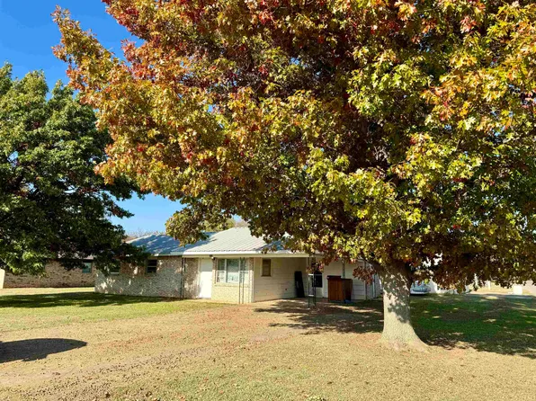 1010 Hillcrest Dr, Waurika, OK 73573