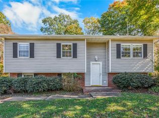 5302 Crown Point Dr, Tobaccoville, NC 27050