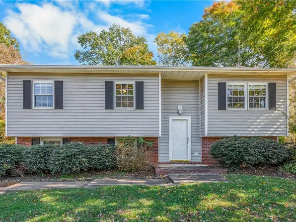 5302 Crown Point Dr, Tobaccoville, NC 27050