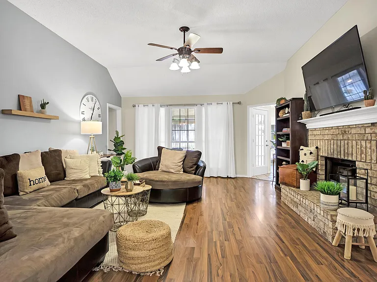 232 Brittany Dr — Photo 4