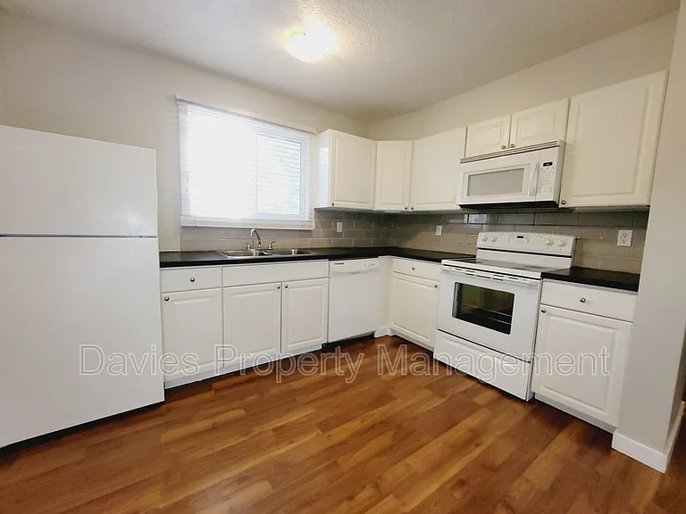 1748 Lakewood Road South NW — Photo 2