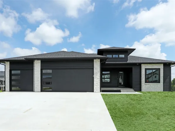 2909 Crest View Cir, Norwalk, IA 50211