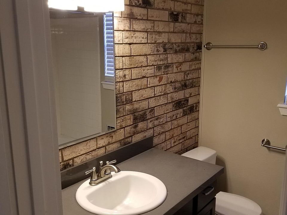 Full Bath w/ Accent Wall