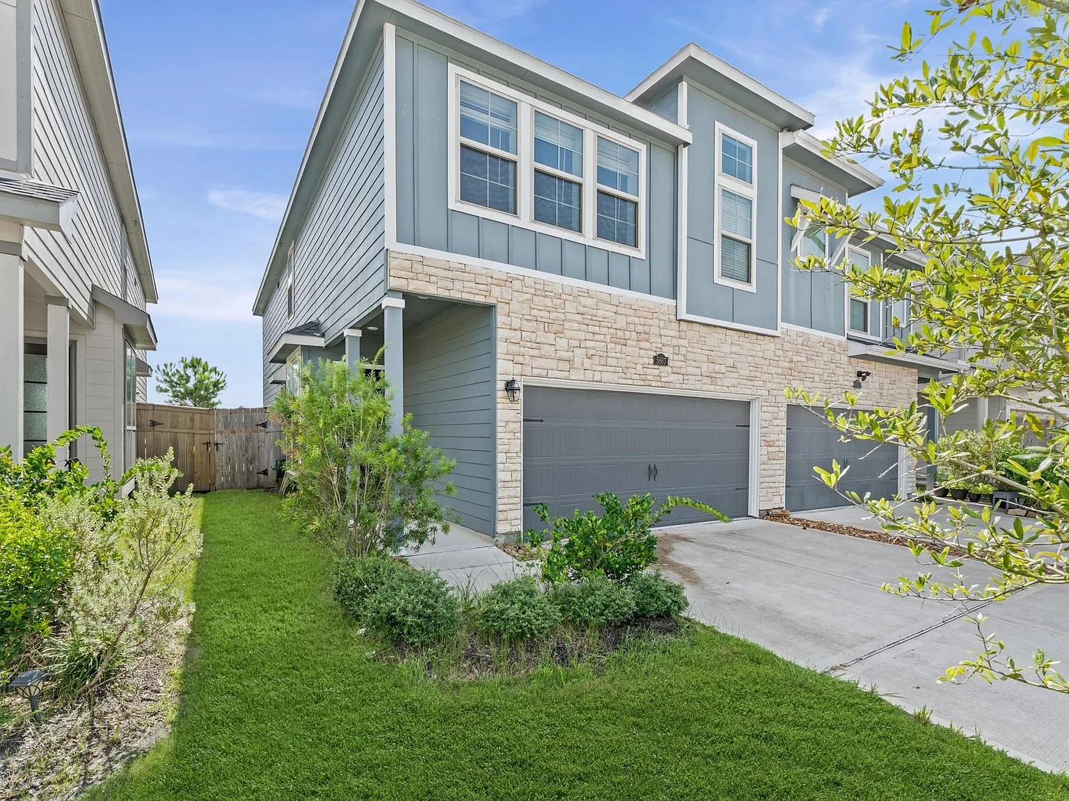 3 bed, 2.5 bath, 1853 sqft, $2,300 — Photo 2