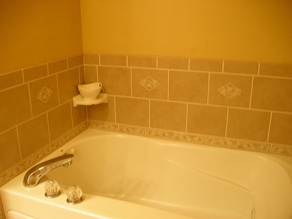 Master Bath (Jetted Tub)