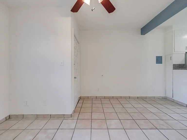 2425-2431 S Ridgeley Dr — Photo 10