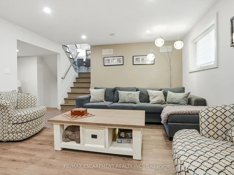 570 Rosedale Cres — Photo 24