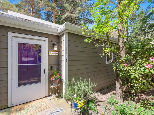 1604 Village Park Pl, West Linn, OR 97068