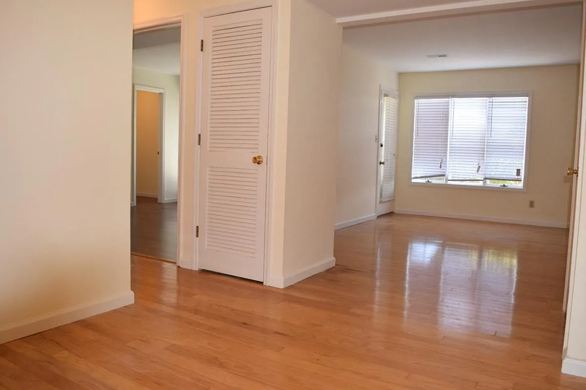 2 bed, 900 sqft, $1,350 — Photo 4