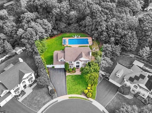 5 Sky View Court, Hauppauge, NY 11788