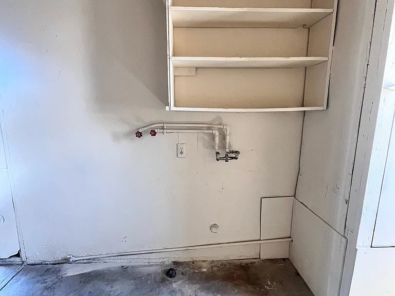 Washer/Dryer Hooks Ups